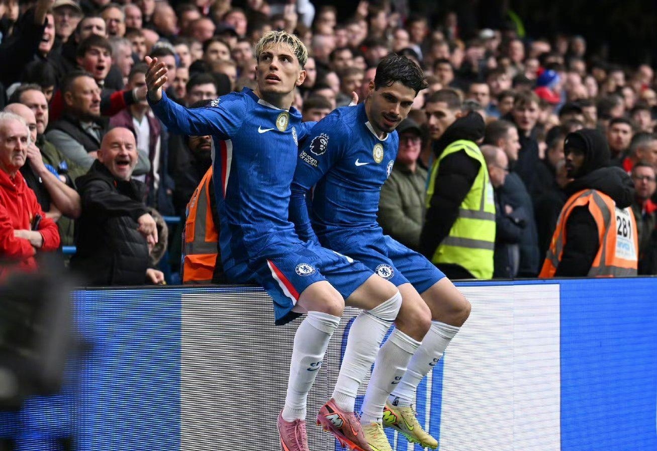 埃杜在高铁站被围满，合同今年到期，他说明年也希望在深圳（埃杜高铁站遭围堵，合同今年到期：盼明年留在深圳）