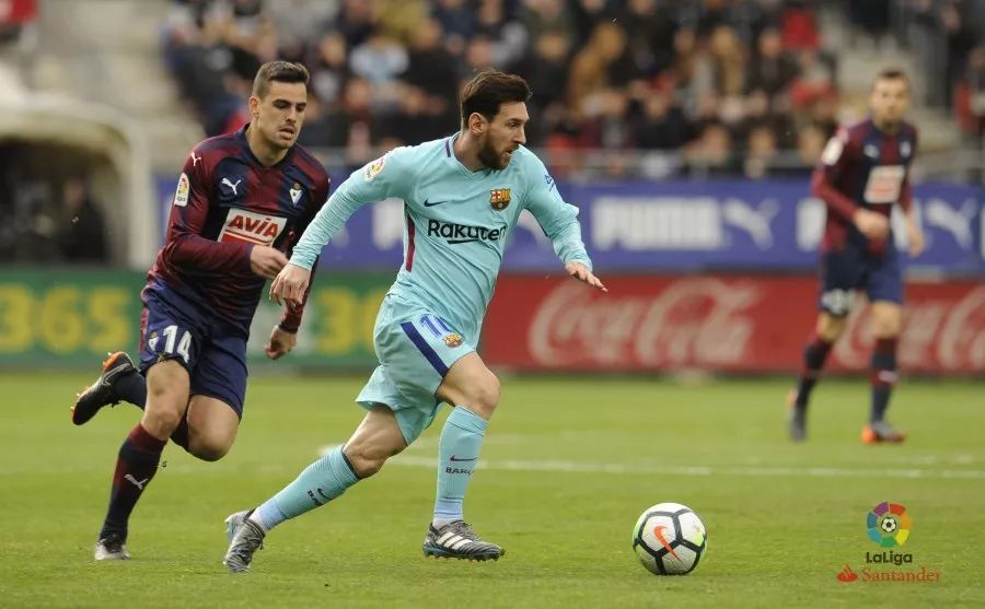 世界杯预热海报里没有C罗遭质疑，FIFA删除原海报改“怀旧”（C罗缺席世界杯预热海报引质疑，FIFA删原海报改发“怀旧版”）