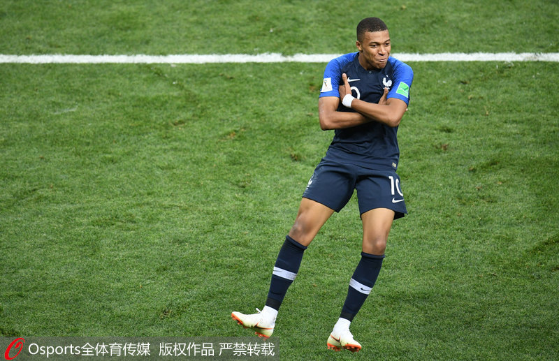 广东籍球员廖锦涛、吕焯毅参与英博队内的大连话挑战，前者胜