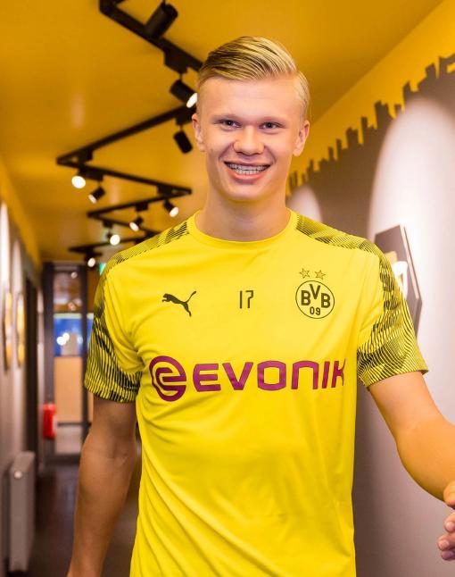 法媒：萨福诺夫在点球第三轮已经骨折，随后又扑了两个点球（法媒：萨福诺夫点球大战第三轮时已骨折，随后仍扑出两粒点球）