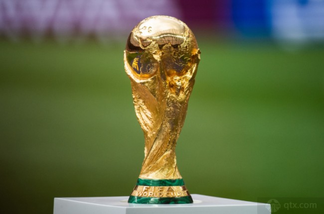 完成大四喜，姆巴佩当选欧冠官方本周最佳球员（姆巴佩上演大四喜，荣膺欧冠官方周最佳球员）